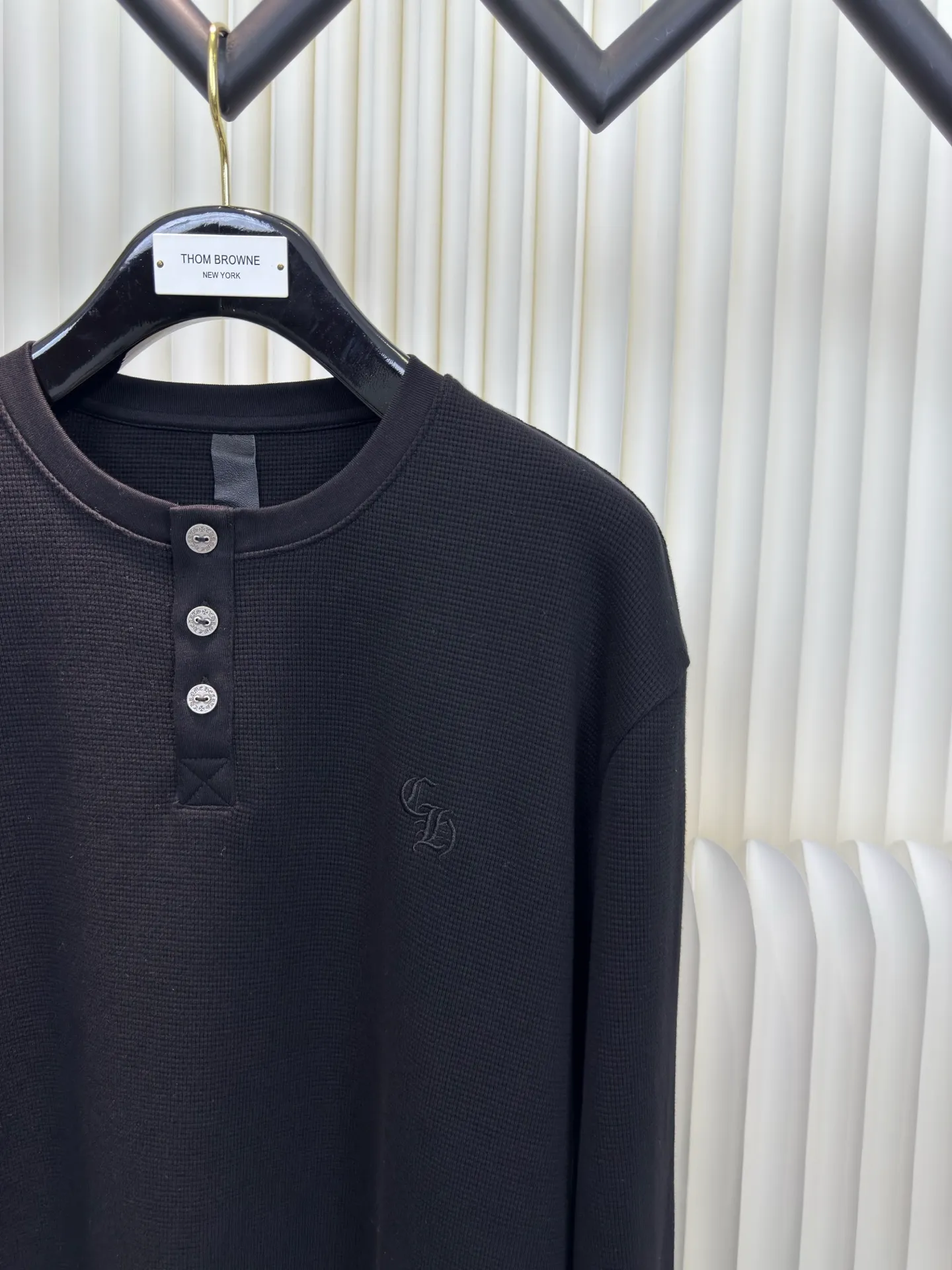 P400 Chrome Hear leather henley collar waffle sweatshirt. The fabric is made of 350g cotton waffle double-layer material before washing (to distinguish low-weight, cut corners and non-pure cotton market products). The silver buckles and scrolls are made of antique bronze and real silver (the material has reached 300+ quality in the market). The leather label is still made of genuine imported lambskin. The most important thing is the hand-sewn leather (the cost is high when it comes to manual work). A lot of effort has been put into the fabric, hardware and craftsmanship. The top quality in the market. The industry benchmark is only owned by a few people. Size S M L